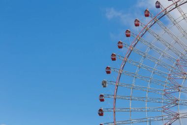 Büyük lunapark dönme dolap ile açık mavi gökyüzü