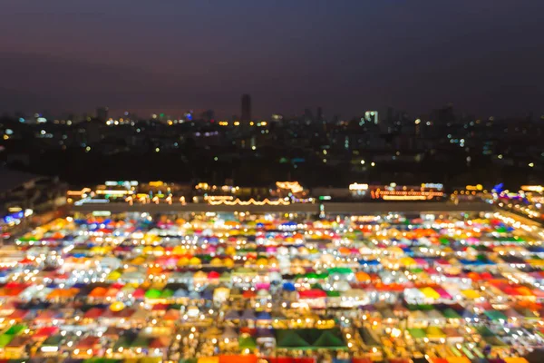 Многоцветный размытый боке-свет в городском пейзаже в центре города — стоковое фото