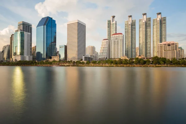 Ofis merkezi iş şehir merkezinde Binası önü su 