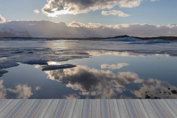 Κατηγοριοποίηση ουρανός πάνω από την χειμερινή σεζόν λιμνοθάλασσα με ηλιοβασίλεμα πίσω από το σύννεφο — Φωτογραφία Αρχείου