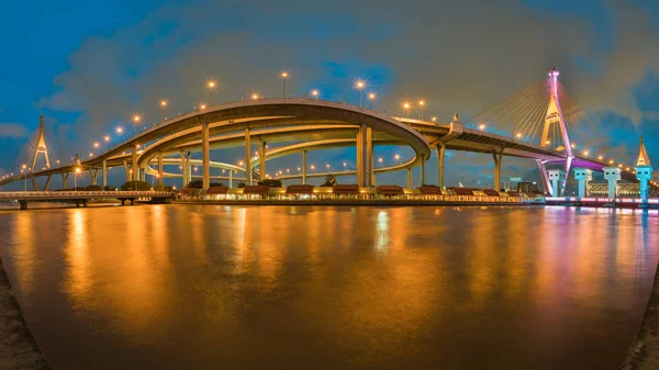 Панорама Двойной подвесной мост соединяет шоссе пересечения — стоковое фото