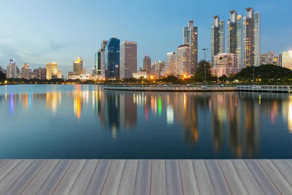 Ofis Binası genel park, cityscape downtown arka plan gece yansıması