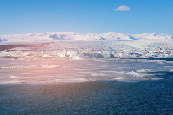 Bellezza stagione invernale Laguna di Jakulsarlon con cielo azzurro — Foto Stock