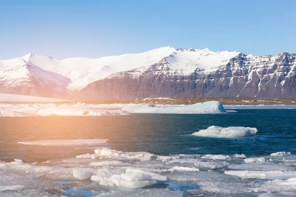 Volkan Dağı Jakulsarlon lagün üzerinde etkisi güneş ışık