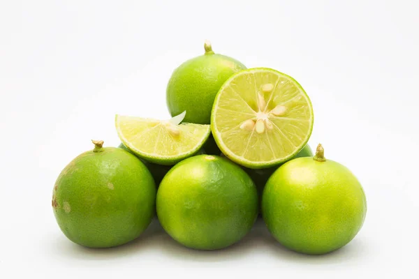 Limes fraîches sur fond blanc — Photo