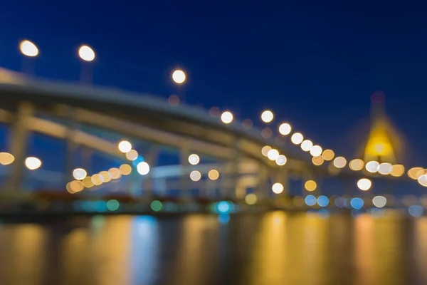 Nacht wazig licht stad brug water front met twilight sky — Stockfoto