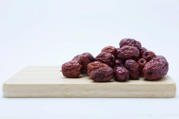 Jujube chino seco rojo sobre tabla de madera —  Fotos de Stock