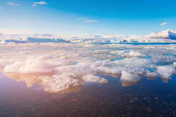 Niebieski Lód jezioro zamrażania Jakulsarlon lagunę z jasnego nieba — Zdjęcie stockowe