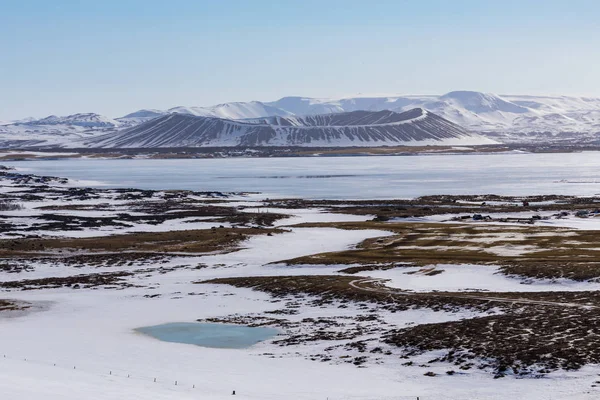 Mooie winter natuurlijke vulkaan berg met duidelijke blauwe hemel — Stockfoto