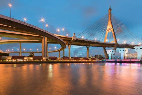 Gece mavi alacakaranlık asma köprü su açık