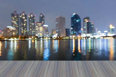 Alacakaranlıkta, arka plan yansıması bulanık bokeh hafif ofis