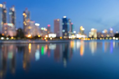 Mavi ışık ofis binası ile su yansıması bulanık