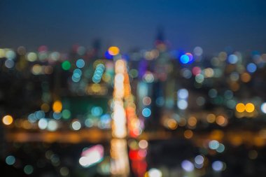 Gece bulanık bokeh ışık kavşak yol alacakaranlıkta