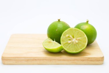 Dilim taze limes ahşap tahta üzerinde