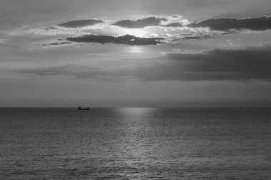 Balıkçı teknesi okyanus üzerinde sırasında gün batımı, soyut arka plan