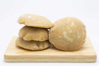 Ahşap tahta üzerinde kahverengi palm şeker