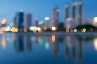 Bulanık bokeh ışık mavi alacakaranlık ofis binası