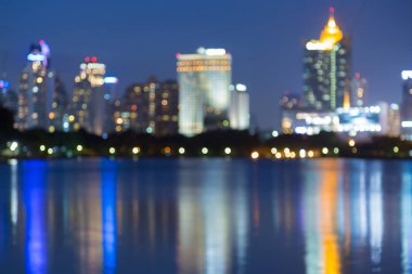 Alacakaranlık bokeh ofis binası yansıması ile bulanık