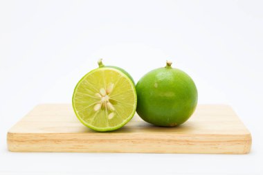 Taze yeşil limes ahşap tahta kesmek.