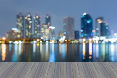 Bokeh hafif ofis binası alacakaranlıkta, arka plan yansıması bulanık