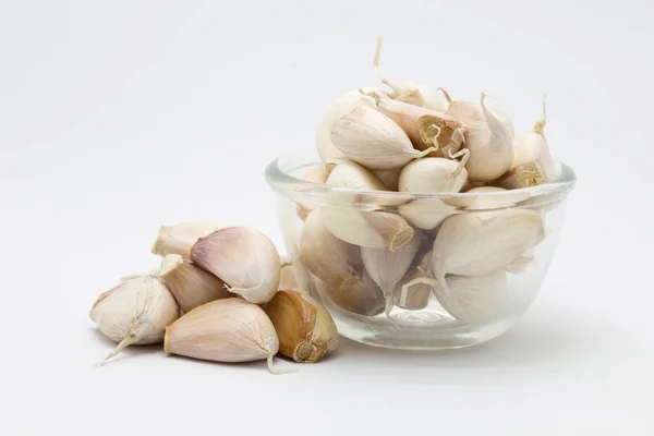 Glass bowl of fresh garlic on white — Stock Photo, Image