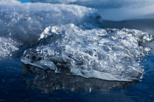 青い湖のすぐ上、アイスランドの霜氷 — ストック写真