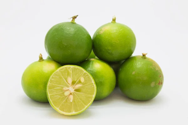 Świeże owoce plasterek limonki na białym — Zdjęcie stockowe