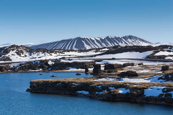 İzlanda yanardağ kış sezon açık mavi gökyüzü 