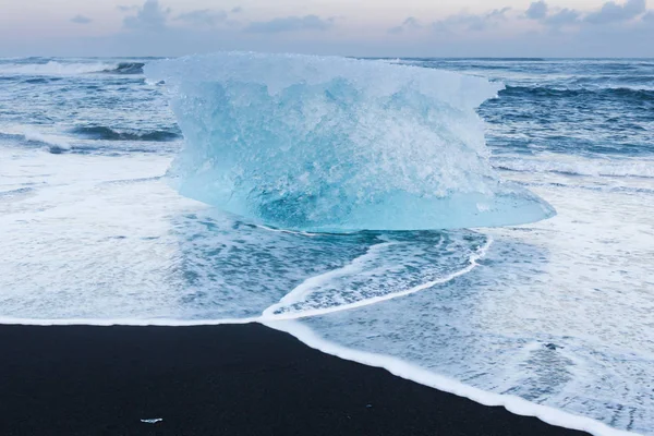 Iceberg congelamento natural sobre praia de areia preta, Islândia — Fotografia de Stock