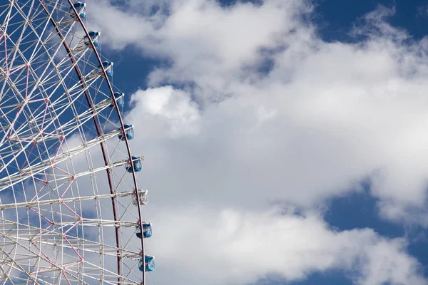 Divertimento divertido roda gigante justa contra o céu azul — Fotografia de Stock