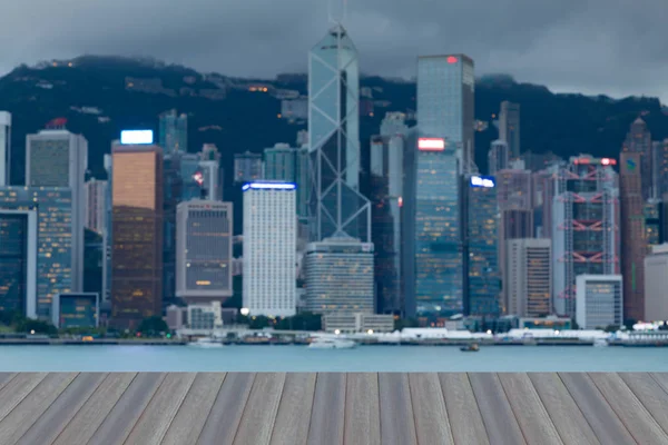 Úvodní dřevěné podlahy, Hong Kong panoráma rozmazané bokeh — Stock fotografie