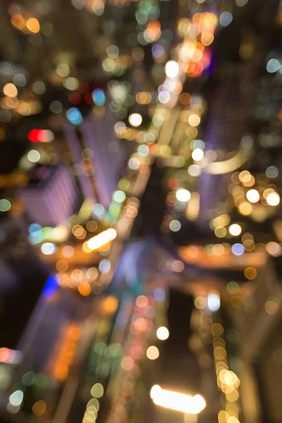Översta suddig bokeh ljus downtown natt utsikten över staden — Stockfoto