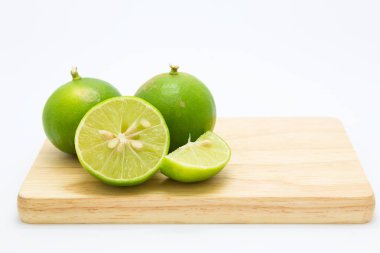 Beyaz ahşap tahta üzerinde slayt kireç 