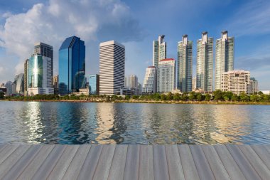 Merkezi iş şehir ofis Parkı gölde su üzerinde Binası