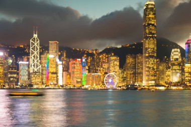 Gece ışık deniz açık Hong Kong şehir şehir merkezinde bulanık
