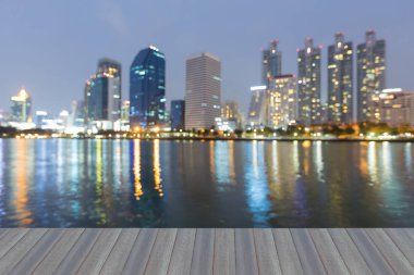 Gece ofis binası bokeh ışık su ön, arka plan bulanık