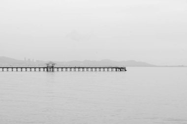 Soyut siyah beyaz sahil manzarası deniz bağlantı noktası üzerinden