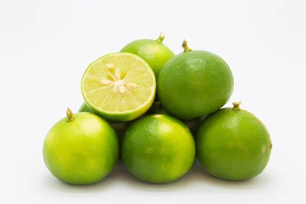 Limes świeże slajdów na białym — Zdjęcie stockowe
