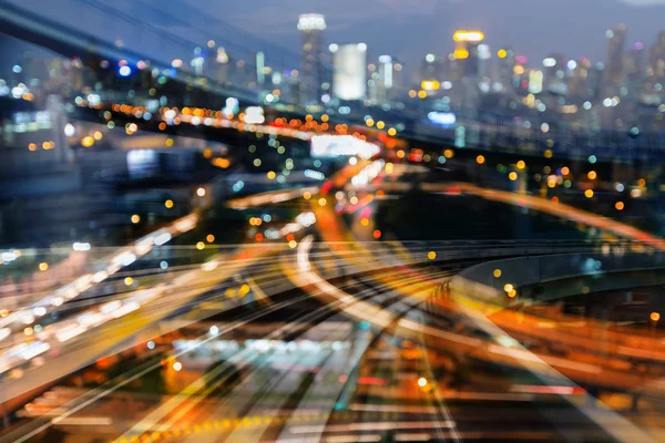 Train en mouvement de lumière nocturne courbé sur une lumière bokeh floue — Photo