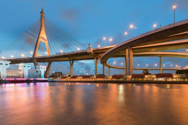 Akşam alacakaranlık asma köprü 