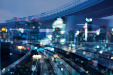 Gece bokeh ışık şehir şehir bulanık ve tren yolu taşındı