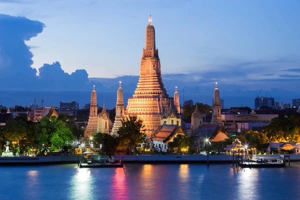 Mavi alacakaranlık gece Arun tapınak Nehri ön, Bangkok — Stok fotoğraf