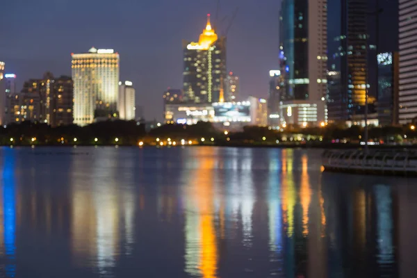 Bulanık bokeh ışık su ön cephe downtown