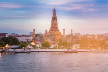 WAT Arun tapınak su önü günbatımı sırasında