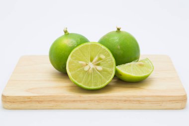 Taze limes ahşap tahta üzerinde slayt