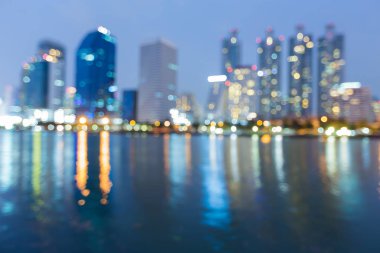 Mavi alacakaranlık su ön cephe ofis binası