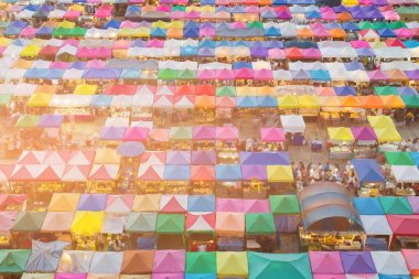 Güneş ışığı etkisi üstten görünüm hafta sonu bit pazarı 