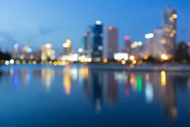 Ofis Binası bokeh ışık su yansıma açık alacakaranlık bulanık.