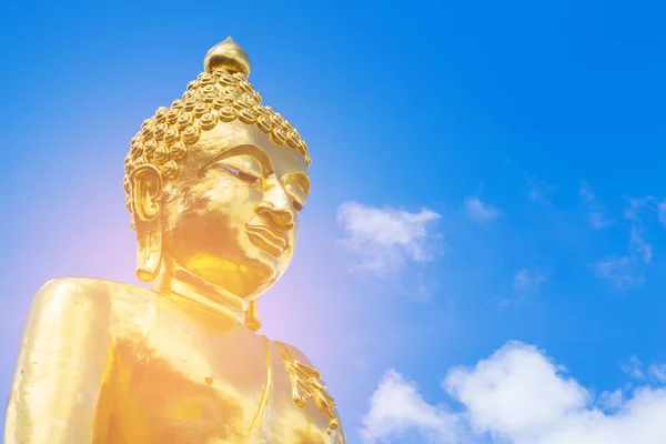 青空に巨大な黄金の仏像 — ストック写真