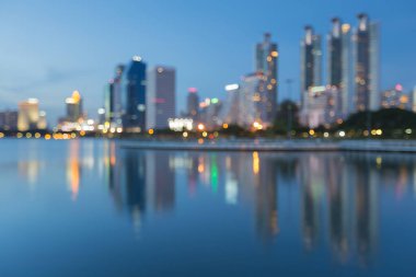 Gece ışık ve yansıma şehir ofis binası şehir merkezinde